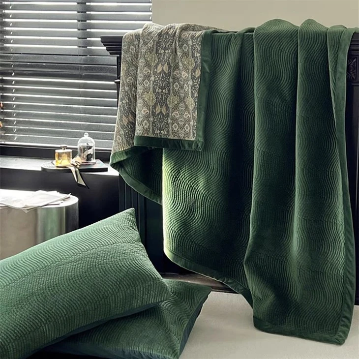 Stonewashed Reversible Bedspread-3