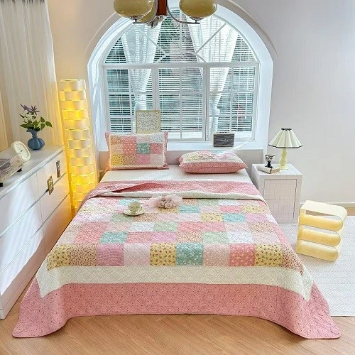 Floral Patchwork Quilt-Pink Floral Patchwork Quilt-Pink
