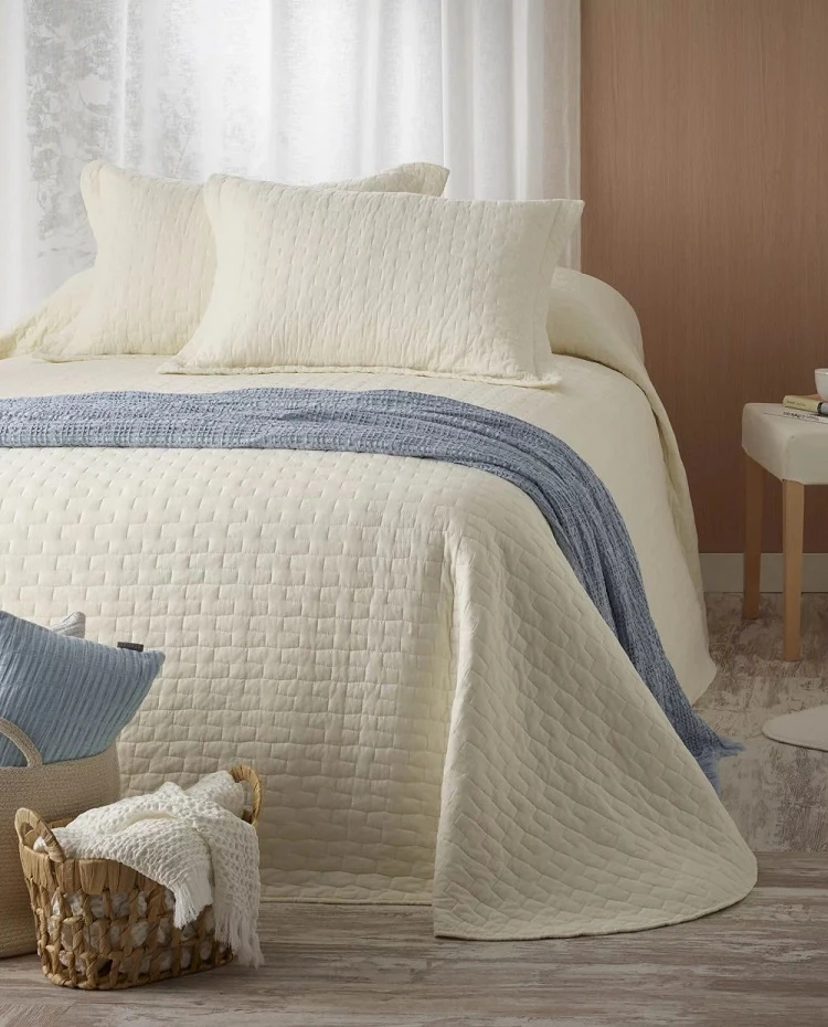 Embroidered Comforter Set 02