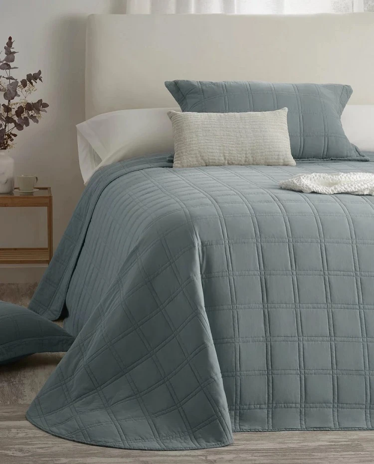 Embroidered Quilt Bedding 01